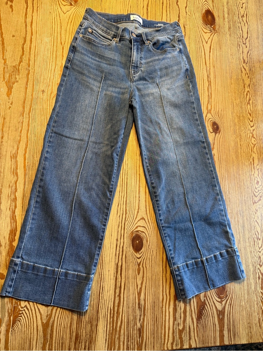 Wide-Leg Ankle Jeans in Medium Blue by